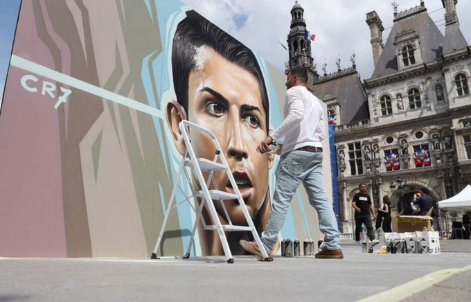 Футбольный стрит-арт на улицах Парижа 