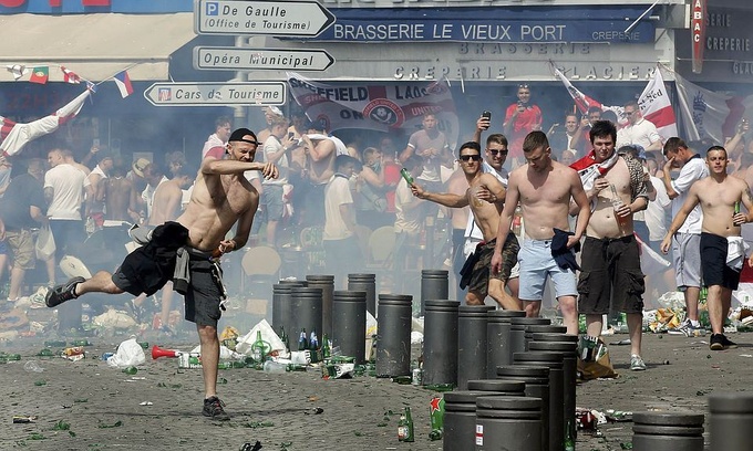 Вследствие массовых беспорядков на улицах Марселя и стадионе Велодром есть тяжело пострадавшие