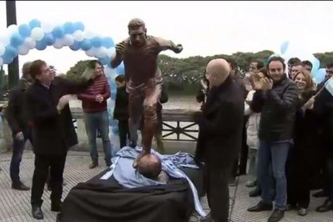 В Буенос-Айресе поставили статую Месси