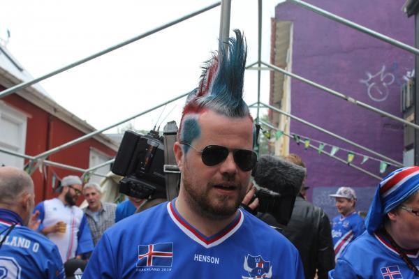30000 на стадионе и 30000 на холме: как в Исландии футбол смотрели
