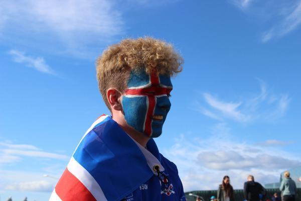 30000 на стадионе и 30000 на холме: как в Исландии футбол смотрели
