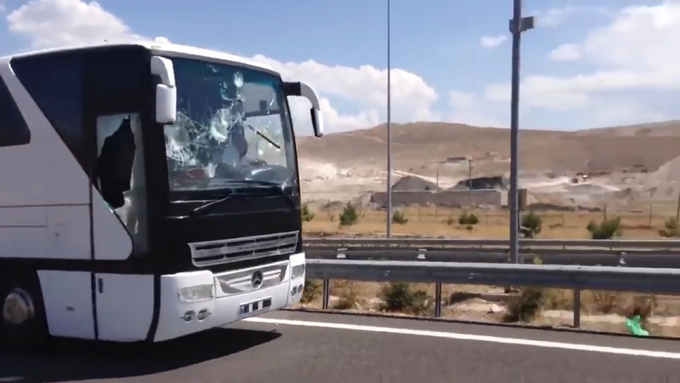 Разъяренные фанаты Галатасарая атаковали автобус с болельщиками Бешикташа