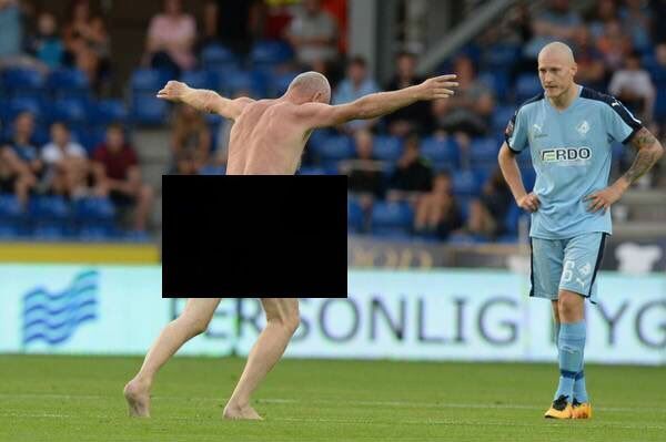 Бывший чемпион Европы выбежал голым на поле во время матча
