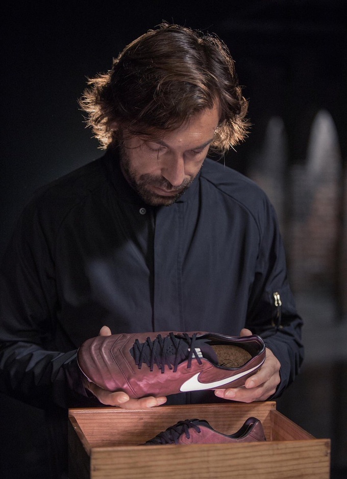 Nike выпустили новые бутсы в честь Пирло и его любви к вину