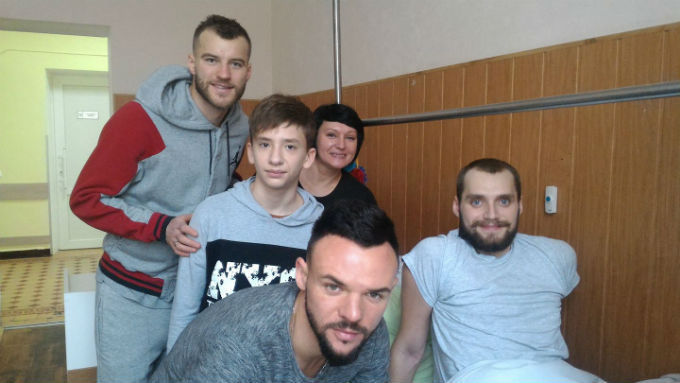 Ярмоленко и Морозюк проведали воинов АТО накануне матча с Шахтером