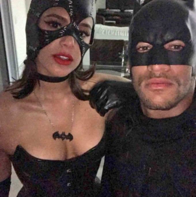 Неймар в образе Бэтмена "выгулял" свою женщину-кошку 