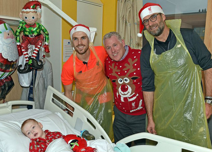 Твори добро: Клопп вместе с игроками Ливерпуля посетил детскую больницу