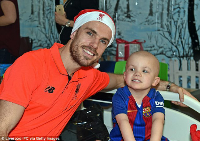 Твори добро: Клопп вместе с игроками Ливерпуля посетил детскую больницу