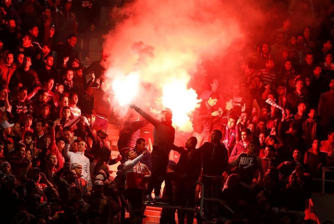 Во время матча ПСЖ африканские фанаты устроили беспорядки на трибунах