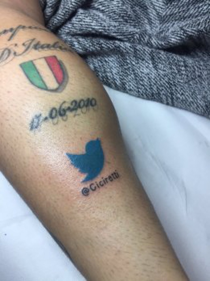 Итальянский игрок сделал татуировку со ссылкой на свою страницу в Twitter