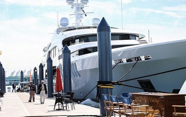 Хэй расслабляется на шикарной яхте за 30 млн евро перед следующим боем
