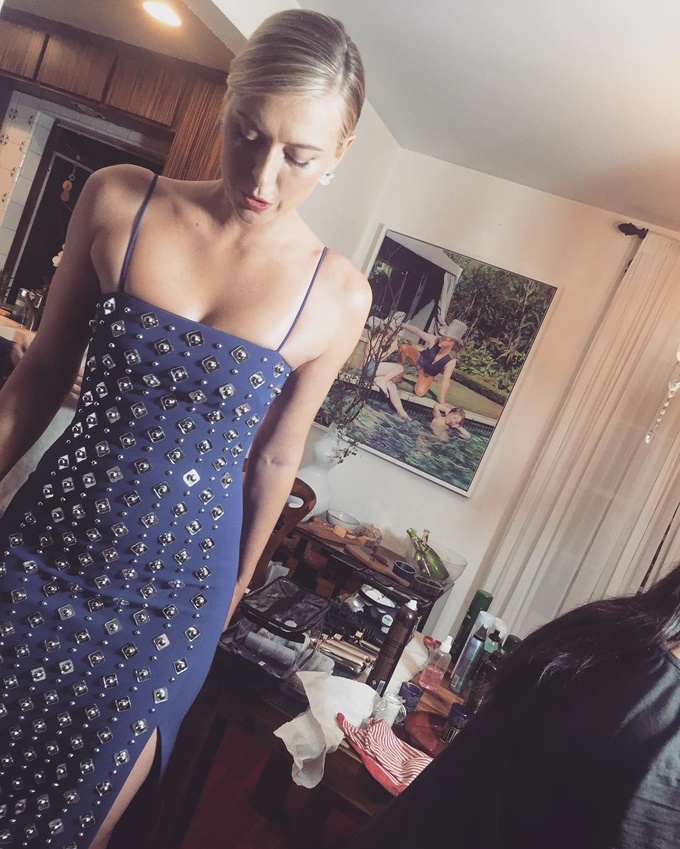 Шарапова появилась в обворожительном платье на вечеринке после Оскара