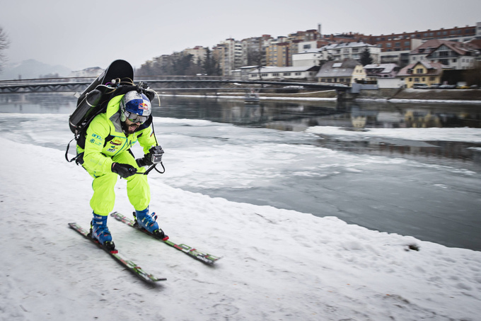 Чемпион мира по ски-кроссу продемонстрировал реактивный ранец